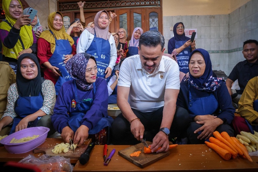 Menteri UMKM, Maman Abdurahman bersama ibu-ibu petugas SPPG penyedia Makan Bergizi Gratis (MBG).